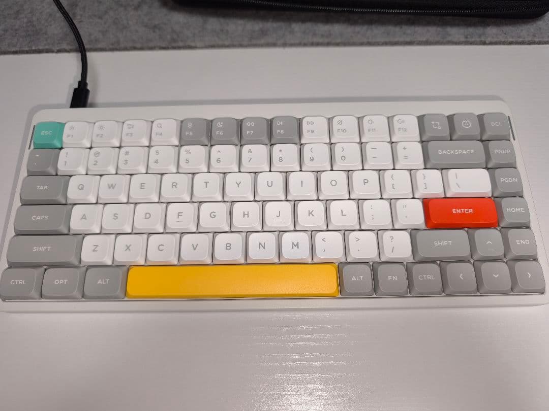 nuphy air75v2（赤軸/ケース付き）