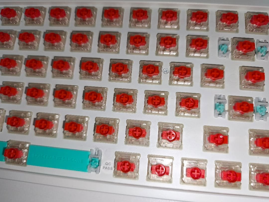 nuphy air75v2（赤軸/ケース付き）