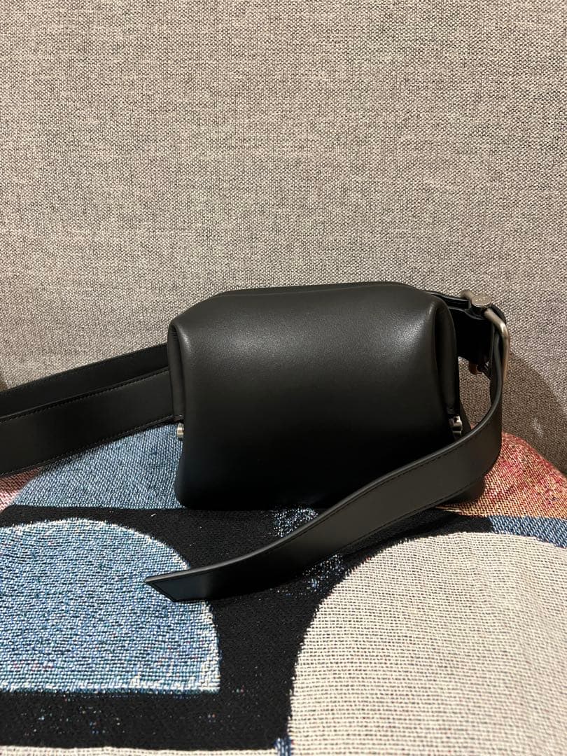 OSOI ブラック ショルダーバッグ クッションデザイン