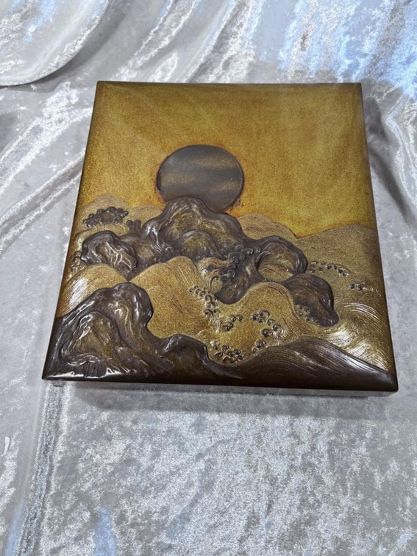 蒔絵　月に波紋硯箱　明治期　金蒔絵　高蒔絵　合せ箱 漆器 文箱 山と太陽の浮彫り