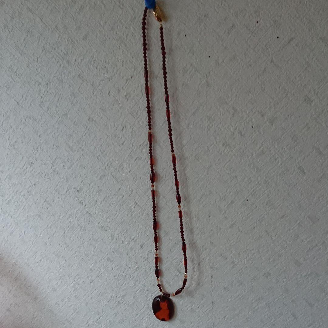 琥珀のネックレスに猫が描いている可愛いネックレス留め金はシルバー新品で非売品です