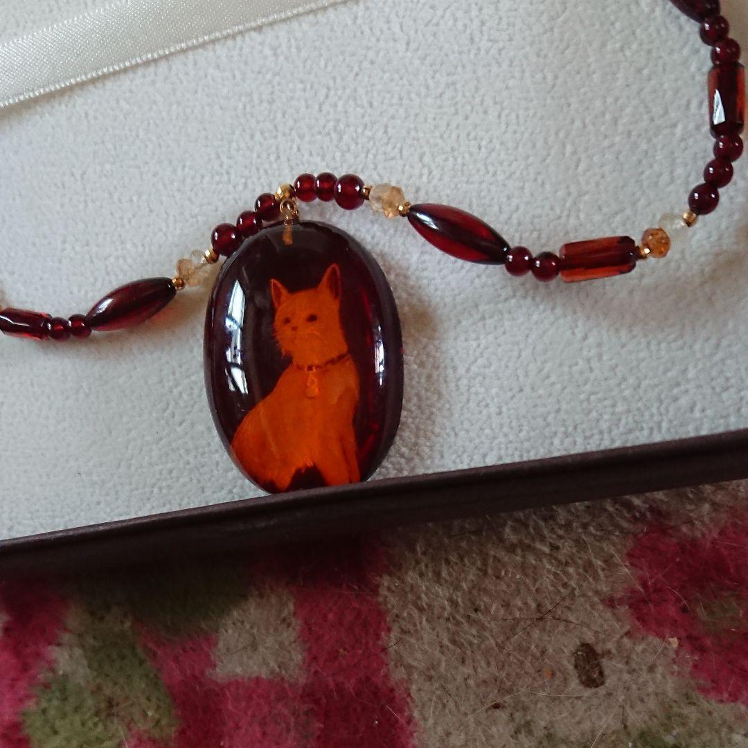 琥珀のネックレスに猫が描いている可愛いネックレス留め金はシルバー新品で非売品です
