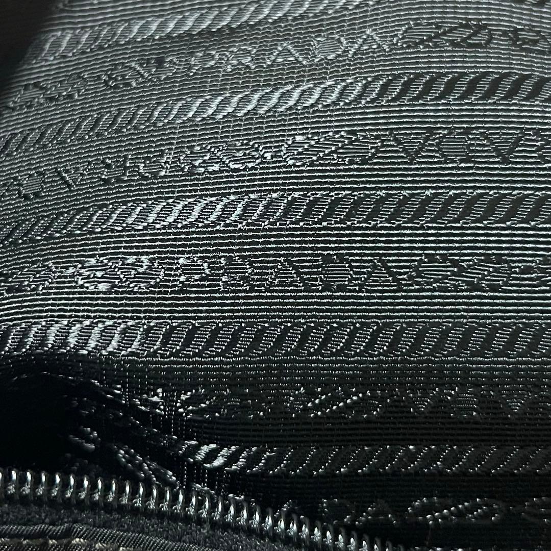 まりっぺ様【極美品】PRADA VELA ショルダーバッグ　三角プレート