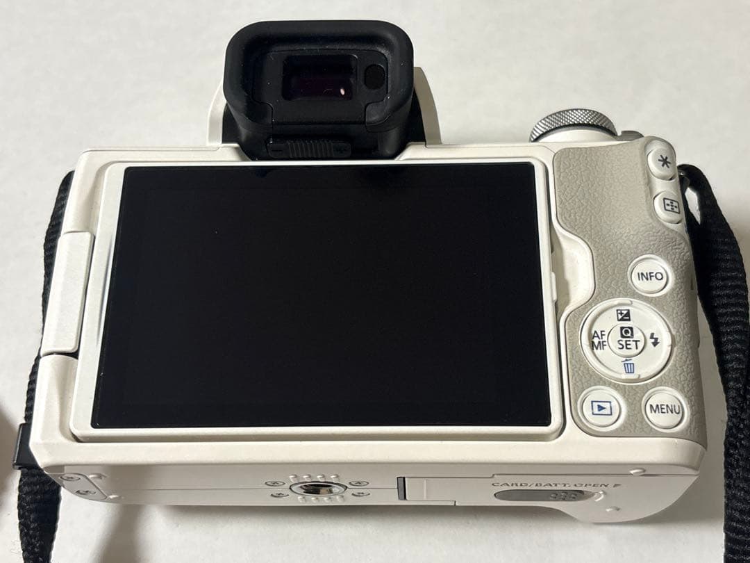 M*i様 【極美品】Canon EOS Kiss M ダブルズームキット ホワイ