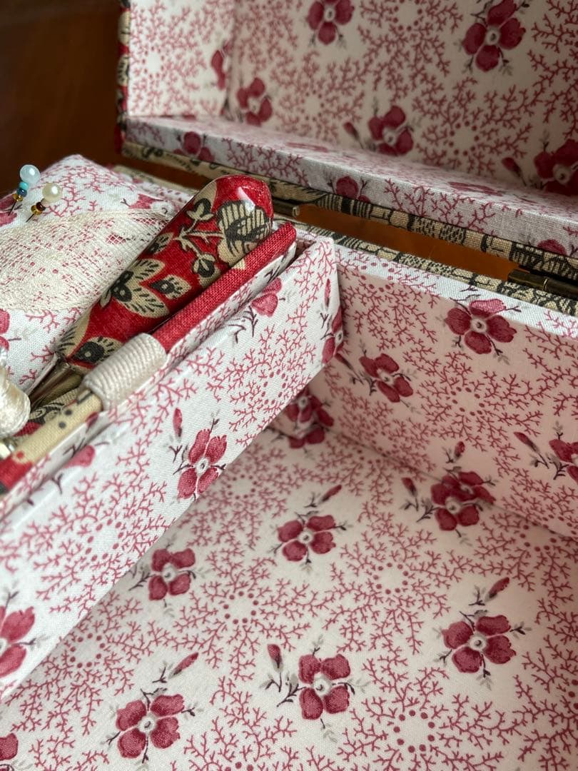カルトナージュ裁縫箱(中)イギリス生地　アンティークレースとビーズ