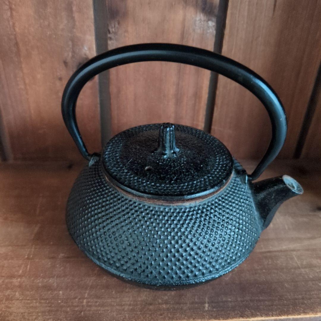 昭和レトロ　黒い鉄瓶 凹凸模様