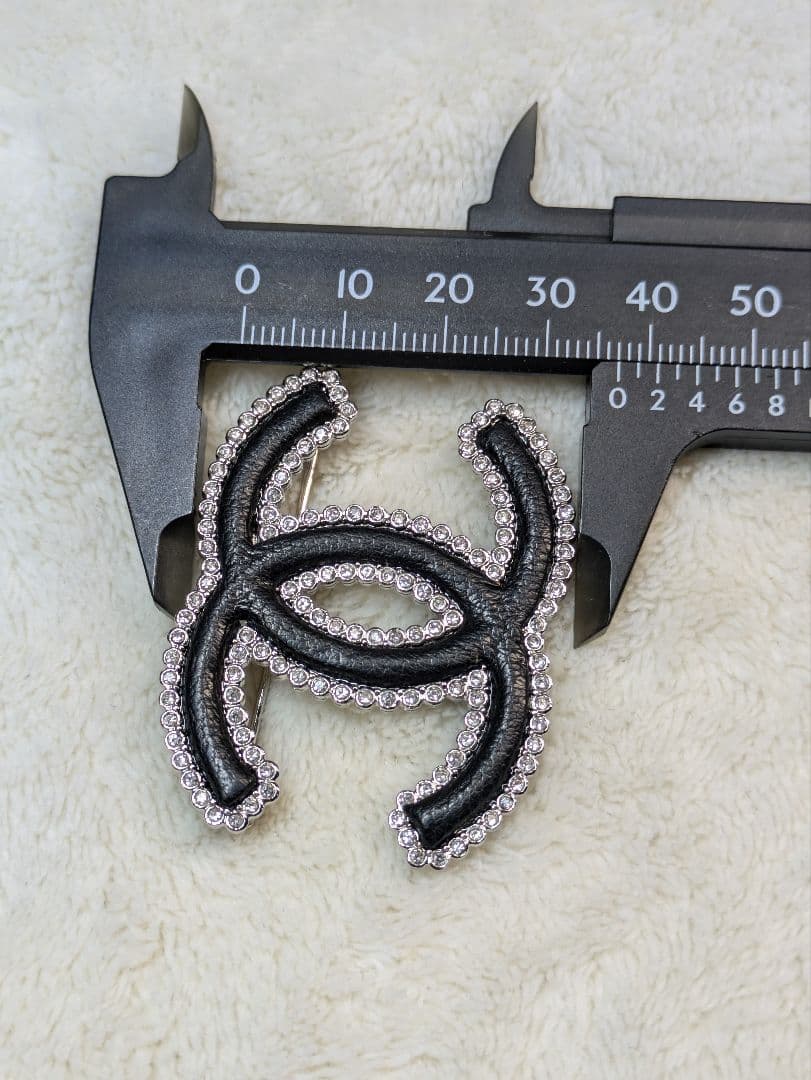 シャネル　ブローチ　レザー　ラインストーン　クリスタル　CHANEL　ココマーク