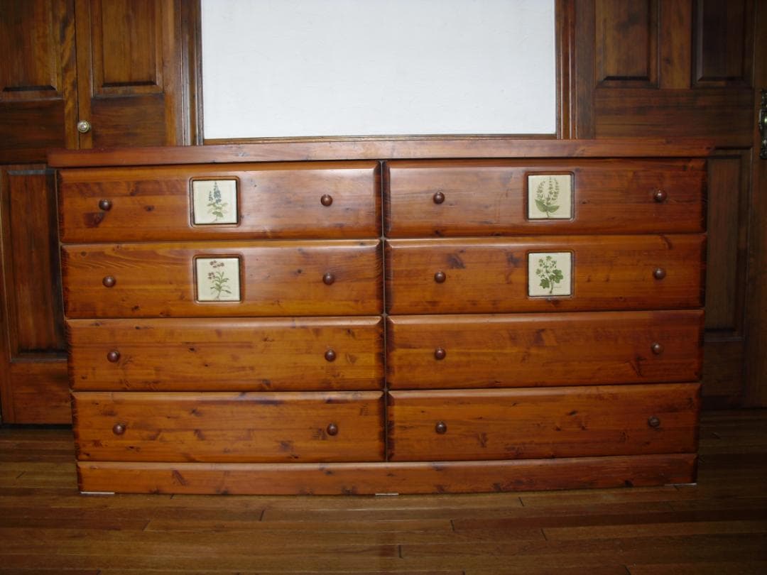 大型４段８杯チェスト☆綺麗な杢目・クラシカルな花タイル貼☆サイドボード・テレビ台