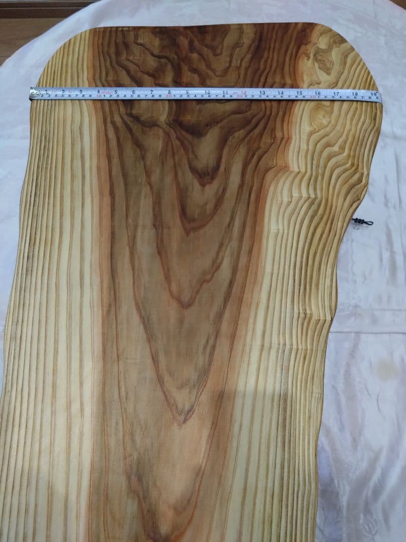 杉の板のローテーブル㉘　杉の自然木のローテーブル　杉の木目が大変綺麗❕脚は檜の木