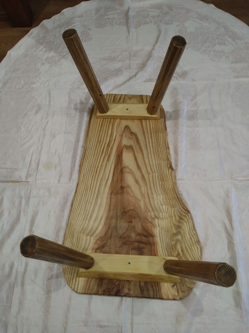 杉の板のローテーブル㉘　杉の自然木のローテーブル　杉の木目が大変綺麗❕脚は檜の木