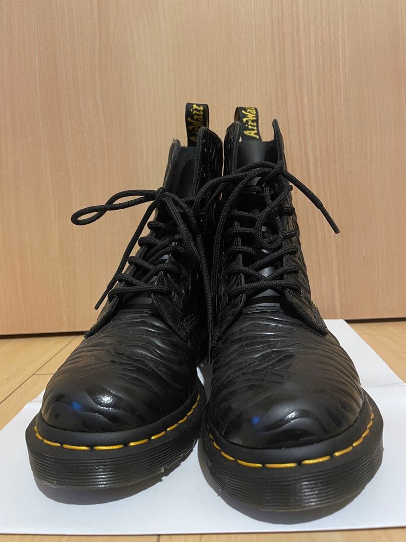 Dr. Martens ゼブラエンボス8ホールブーツ/UK5