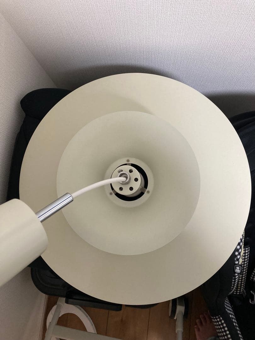 隙間から光が漏れる北欧モダンなペンダントライト「メルチェロ/Mercero」