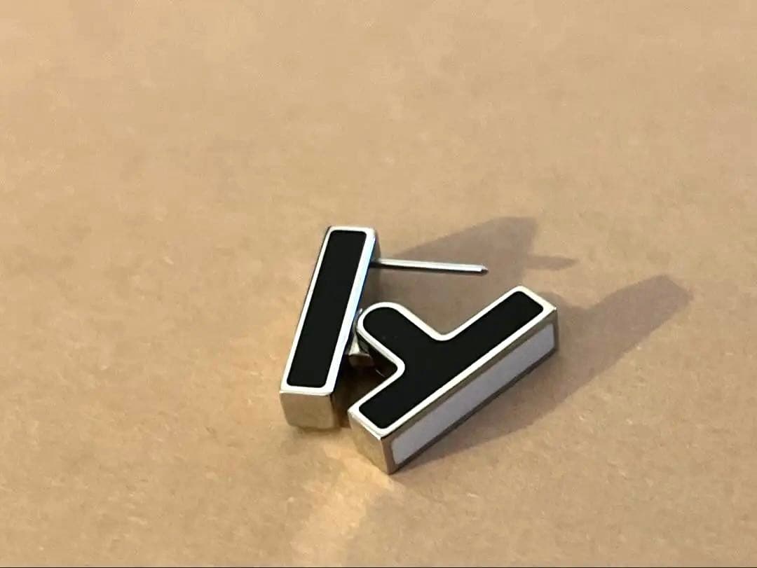 HERMES エルメス　シングルピアス　ブラック