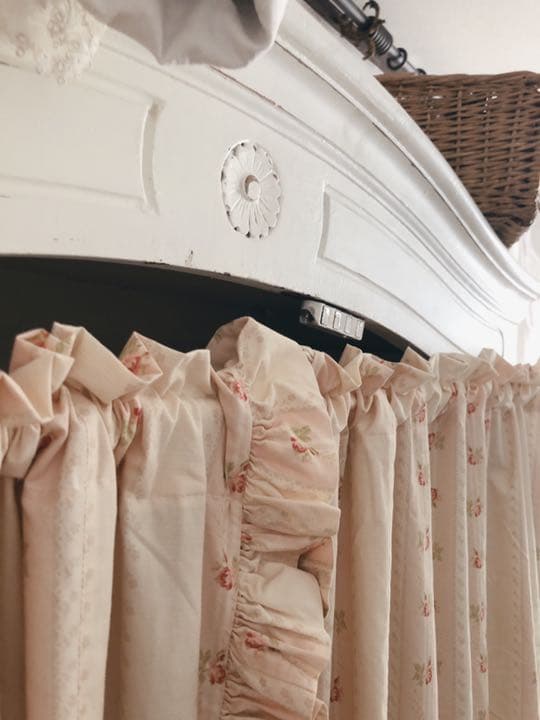 両開き　間仕切りカーテン　フリル　フラワー　淡い花柄