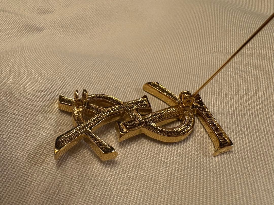 イブ・サンローラン ロゴ ブローチ ピンの留め具が外れてます。