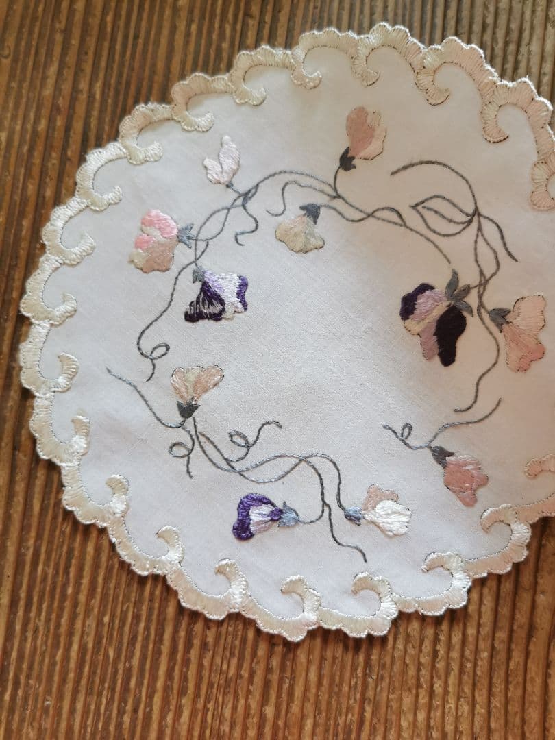 アンティーク ソサイエティシルク手刺繍 スィートピー 菫 スカラップドイリー
