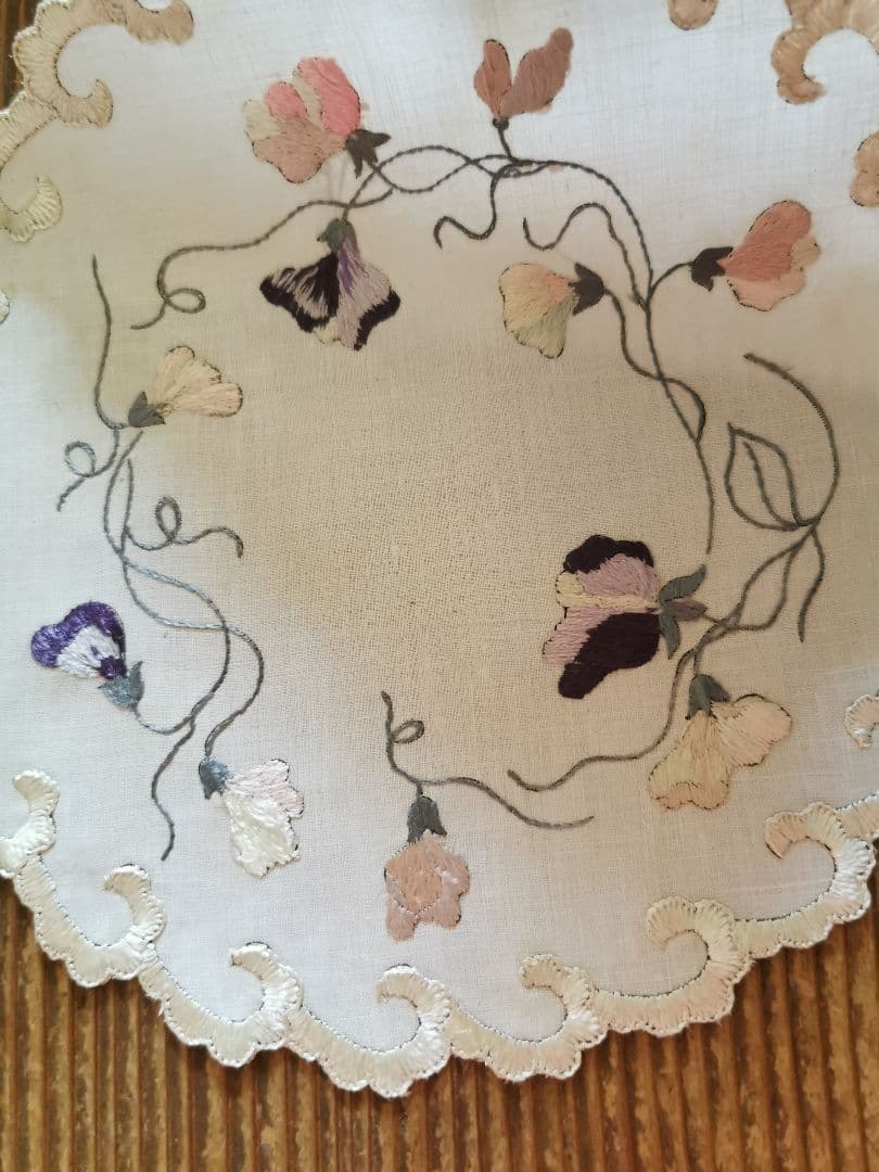 アンティーク ソサイエティシルク手刺繍 スィートピー 菫 スカラップドイリー