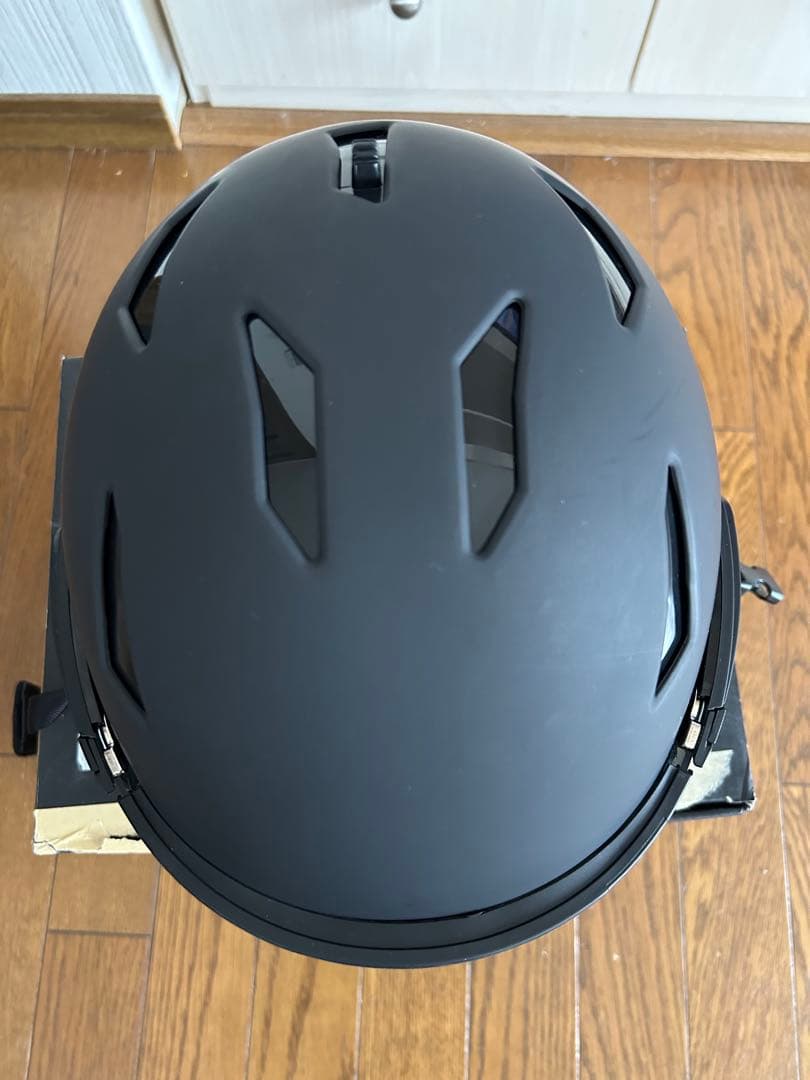 SALOMON スキー・スノーボード　バイザー付ヘルメット　サイズM　箱潰れ有