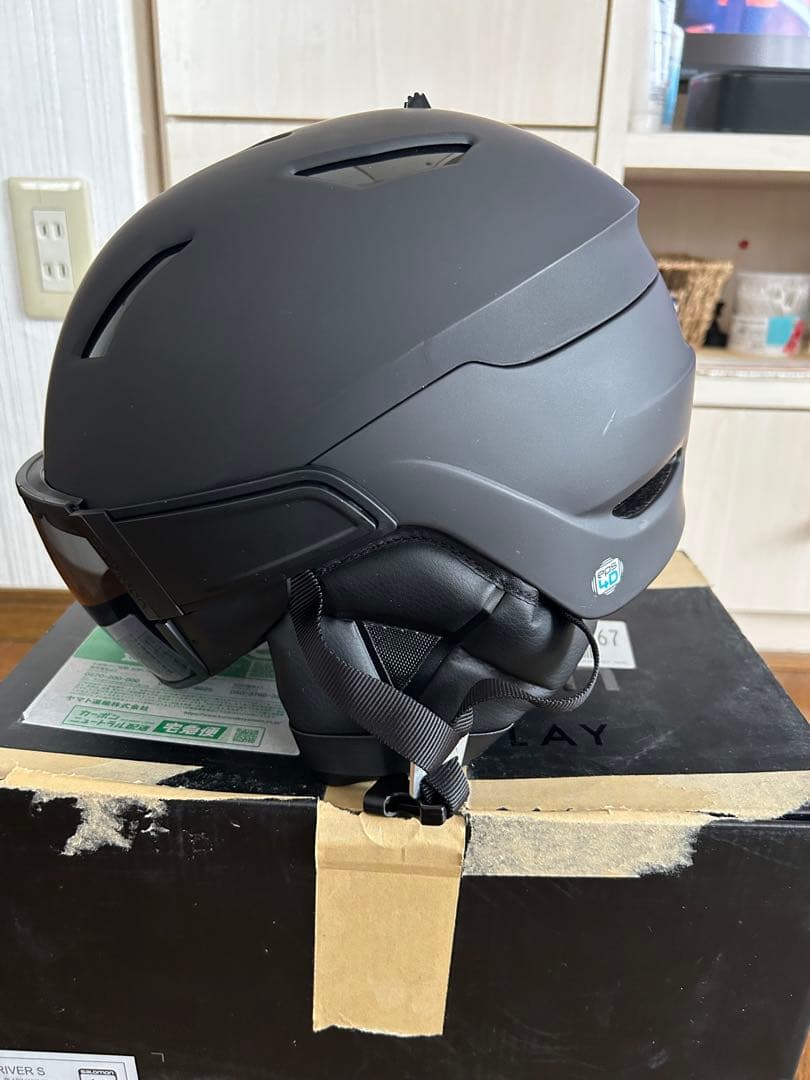 SALOMON スキー・スノーボード　バイザー付ヘルメット　サイズM　箱潰れ有