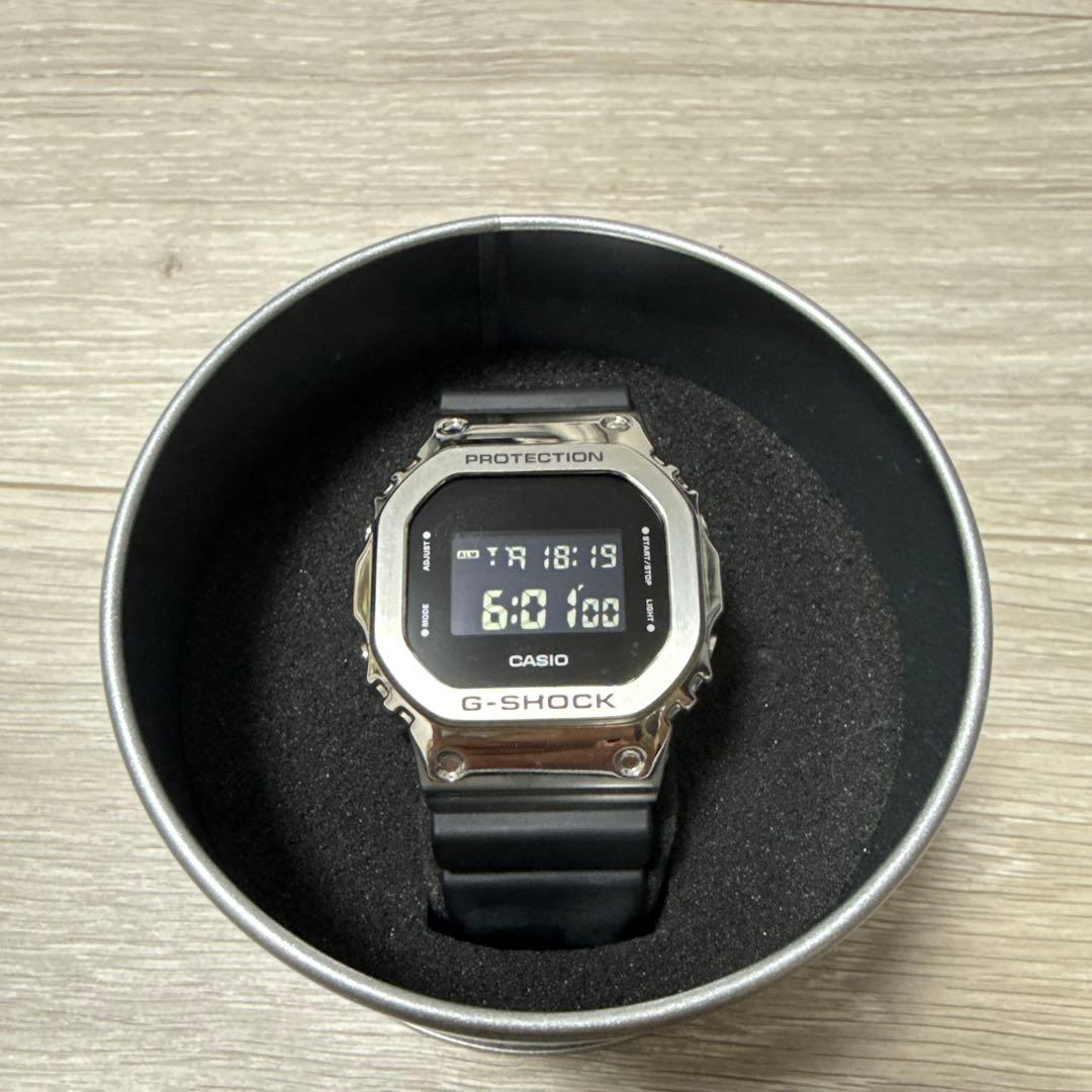 G-SHOCK DW-5600 シルバー/ブラック
