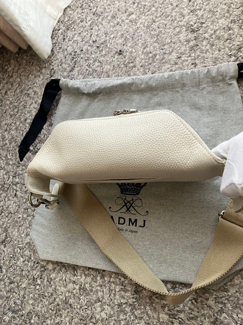 ADMJ アイボリー レザー クロスボディバッグ