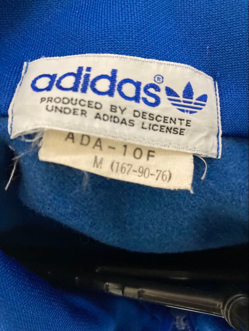 adidasトラックジャケット水色