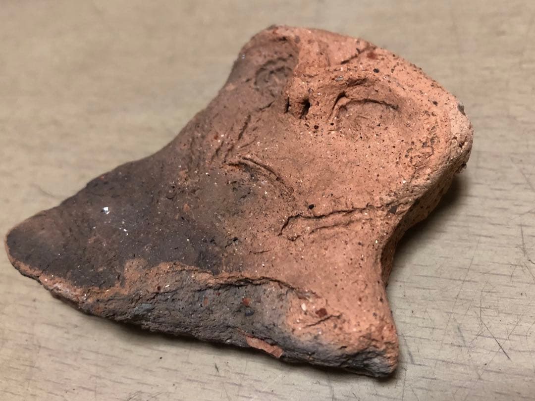 「板状土偶の破片」です…。