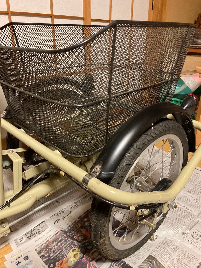 ノーパンク電動三輪車 クリーム色 前後バスケット付き