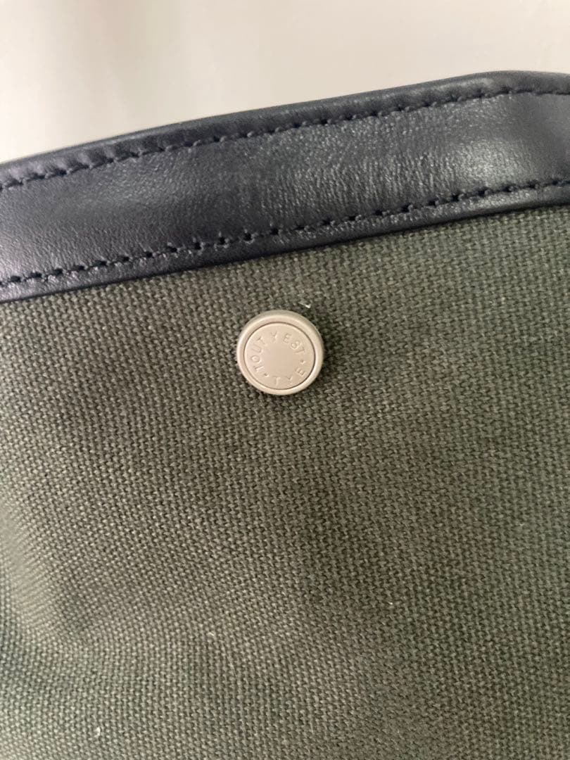 Tout Y Est オリーブグリーン 巾着型ショルダーバッグ