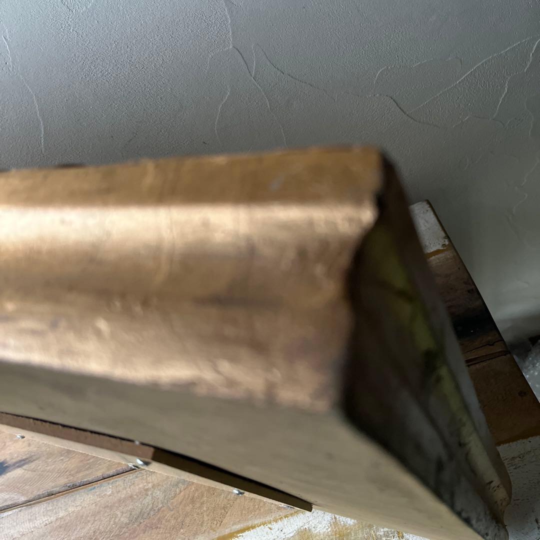 装飾的な金色の壁掛け鏡　アンティーク　ウォール　ミラー　金色