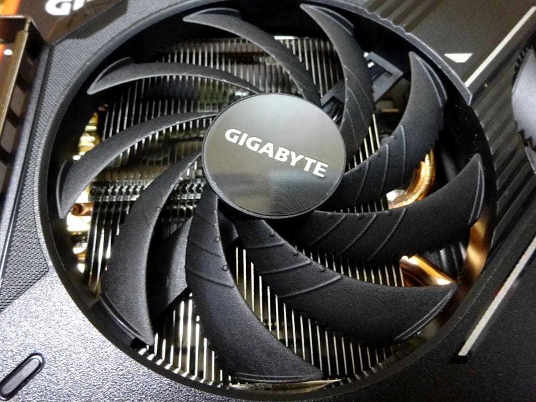 美品 RTX5060Ti WINDFORCE GDDR7ゲーミング クリエーター