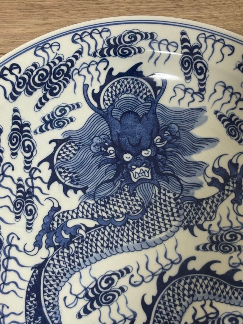 中国　青いドラゴン模様の陶器皿　大皿