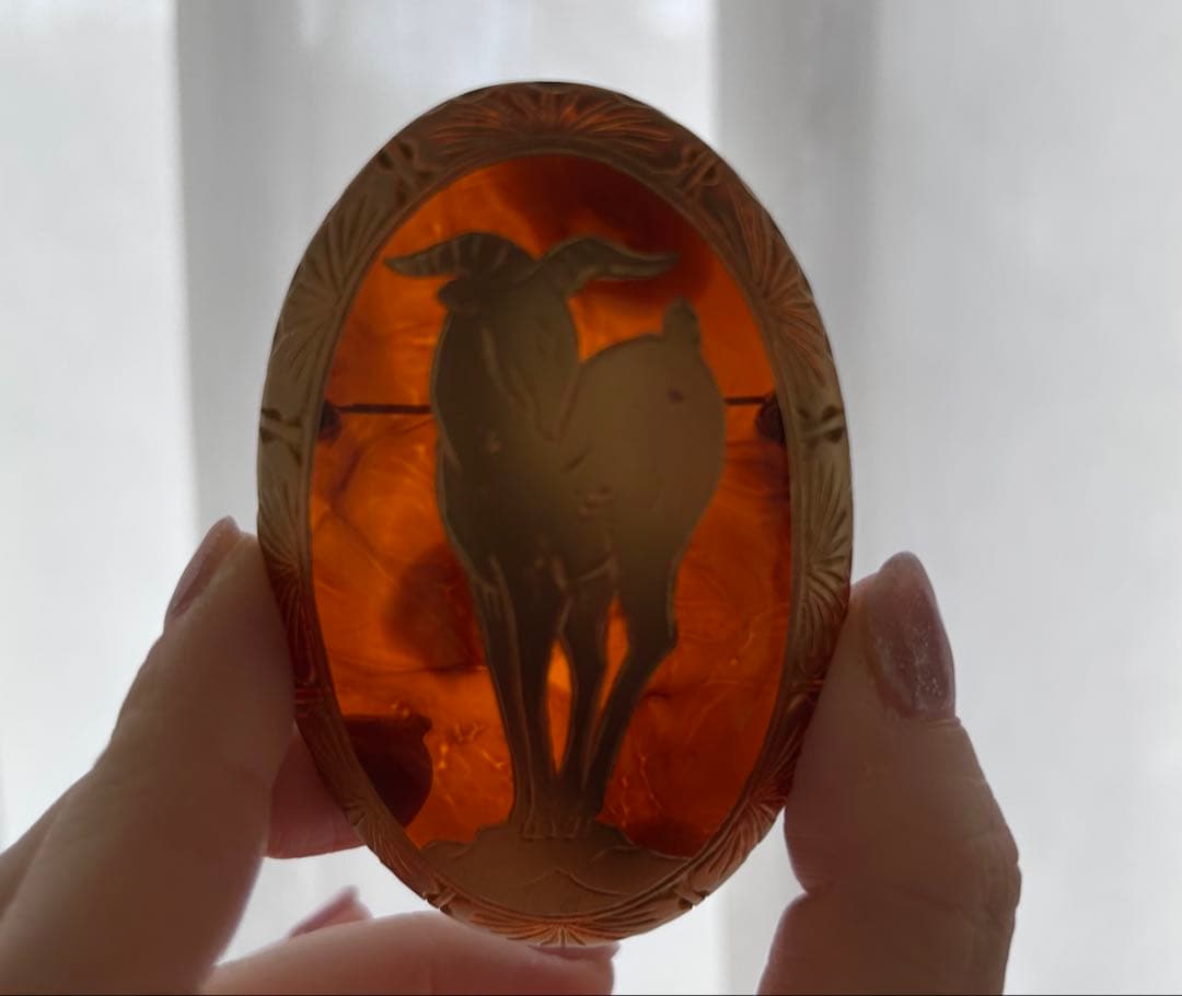 サ*ー様 【美品】アキオモリ　ブローチ　樹脂に金彩のブローチ