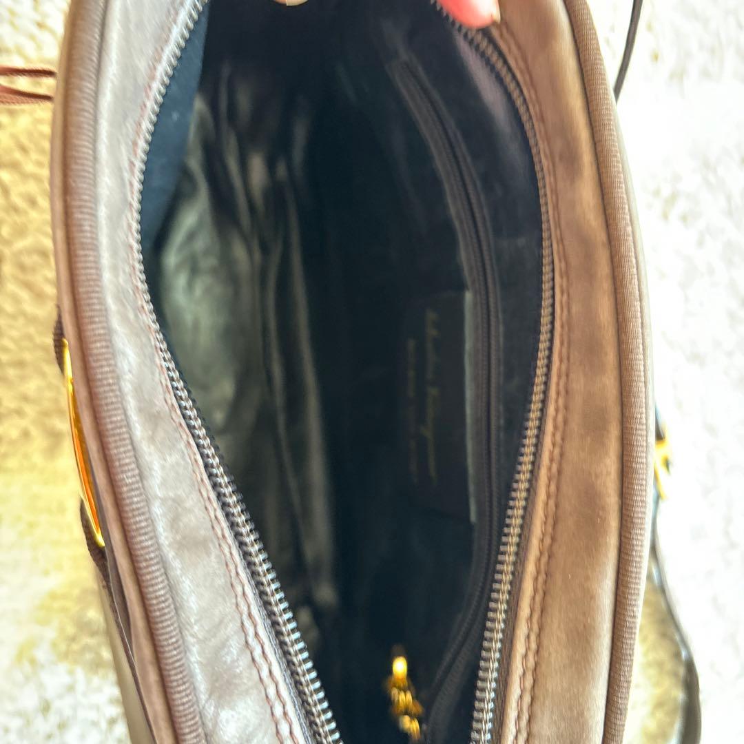 【1/31まで】Ferragamoフェラガモ　VARAショルダーバッグ