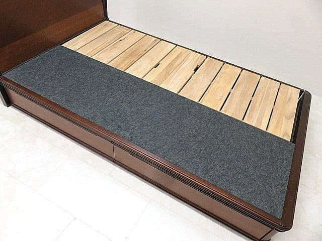 み*ん様 シモンズ クラシック様式セミダブルサイズベッドフレーム　※背部に日焼け