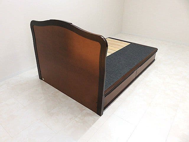 み*ん様 シモンズ クラシック様式セミダブルサイズベッドフレーム　※背部に日焼け