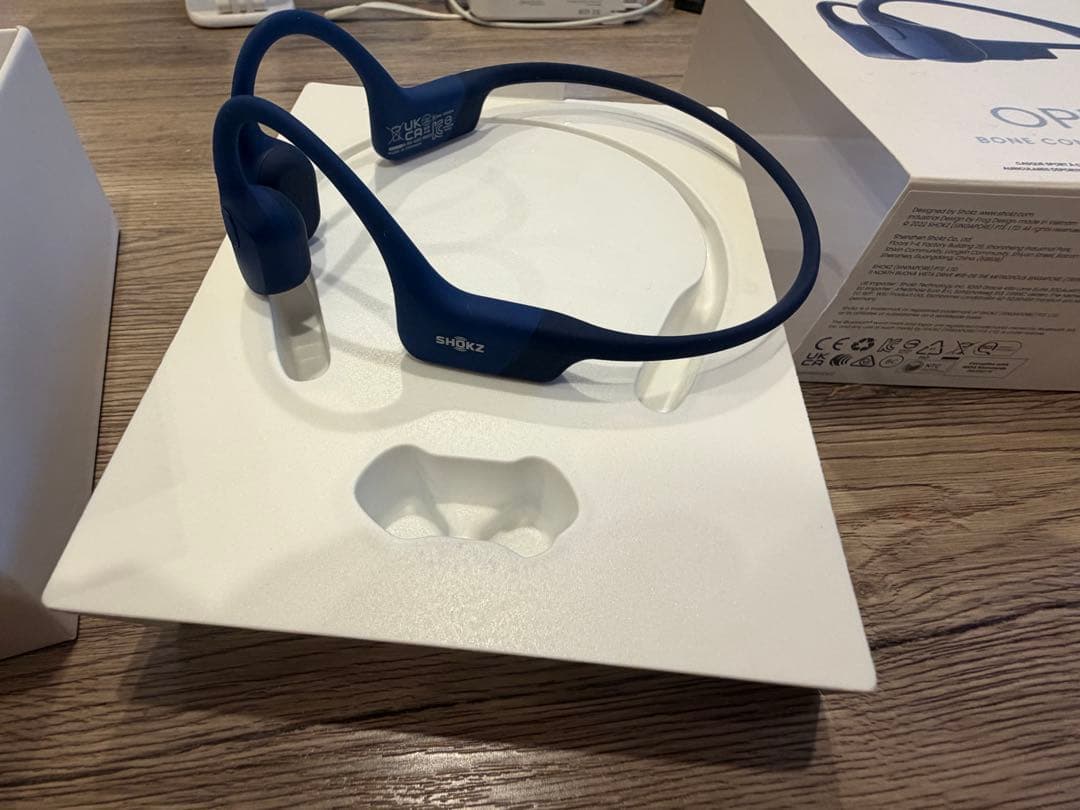 美品 SHOKZ OPENRUN 骨伝導イヤホン ブルー