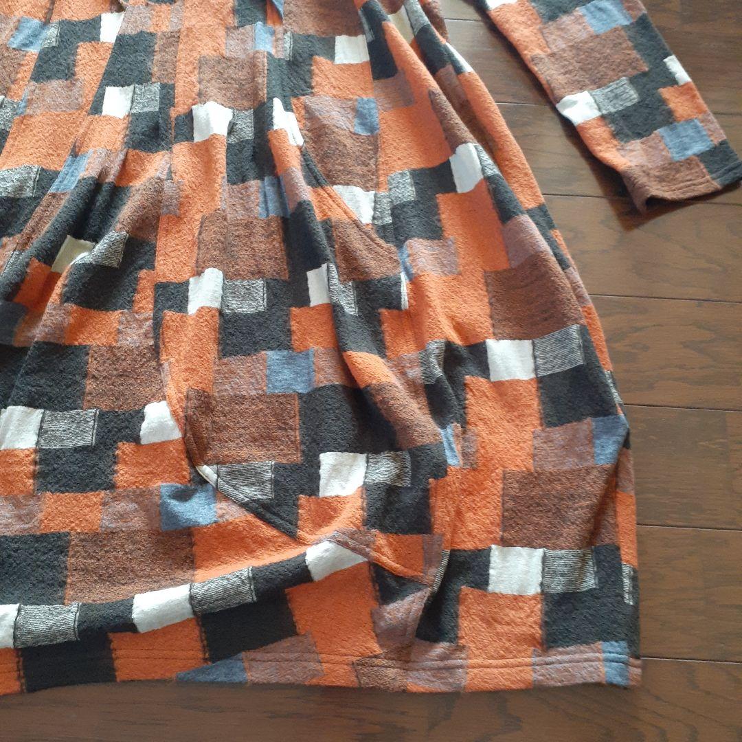 センソユニコ　オレンジ・黒・白のパターン長袖ワンピース