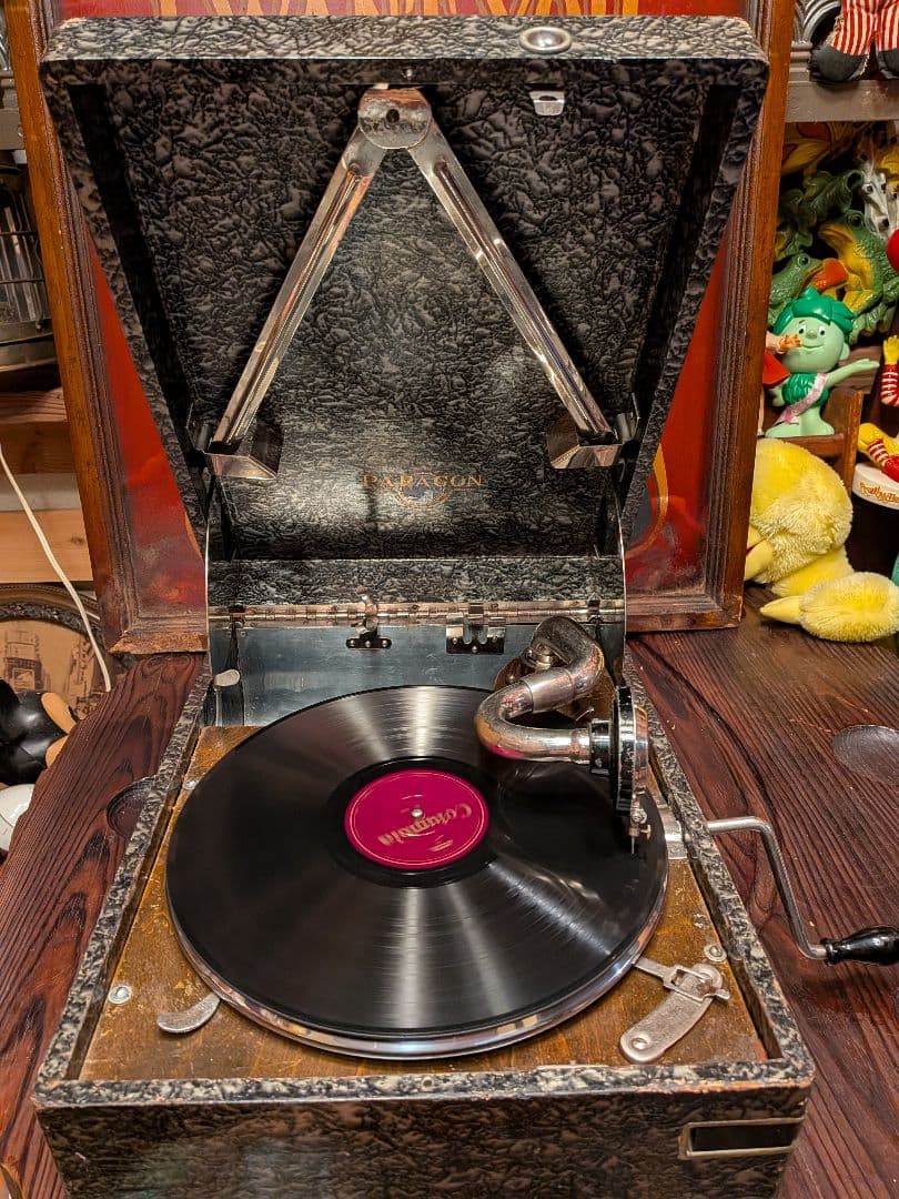 B*A様 パラゴン (Paragon) のポータブル蓄音機です。﻿