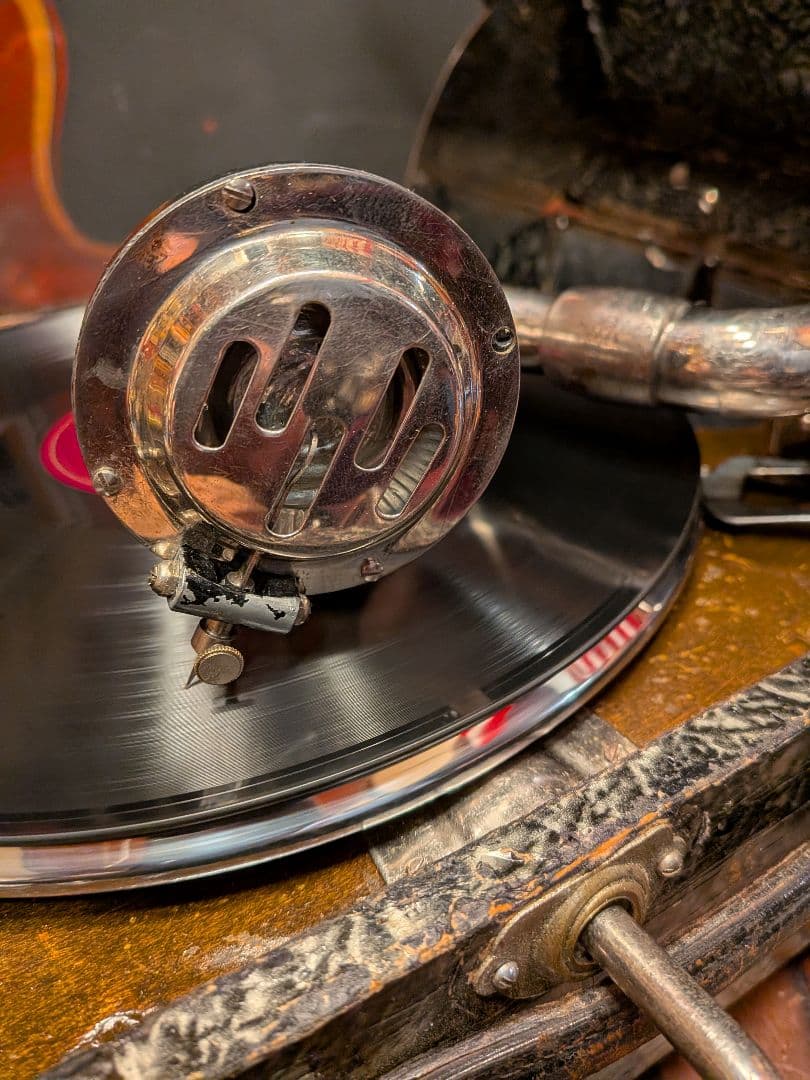 B*A様 パラゴン (Paragon) のポータブル蓄音機です。﻿