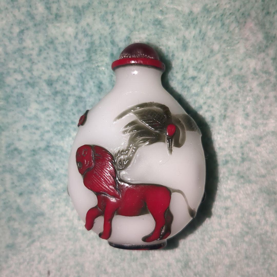 鼻煙壺　二色被せ（多色套料）獅子