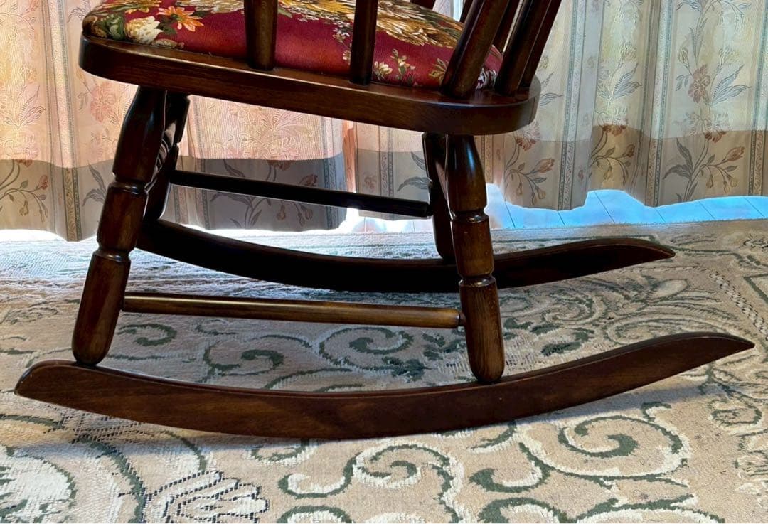 ユラユラ揺れてレトロ気分♪ロッキングチェア(飛騨の家具、ヒダ・ダイネット)