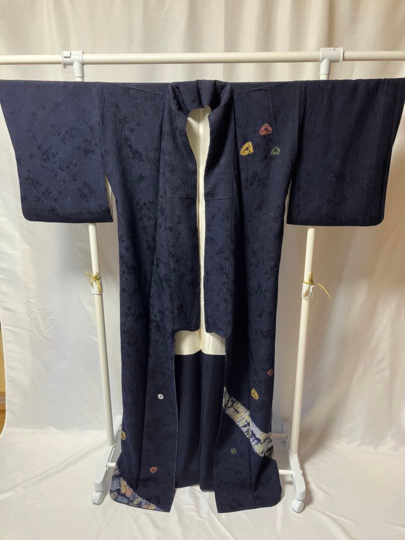 ちりめん紺色 着物 後ろ姿が印象的　未使用しつけ糸付き