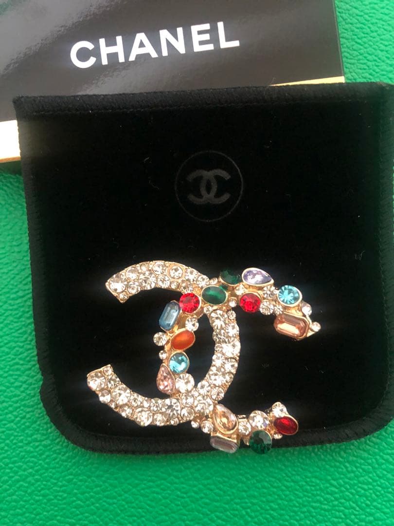 【新品・未使用】 CCロゴ ブローチ マルチカラー 　 希少カラー