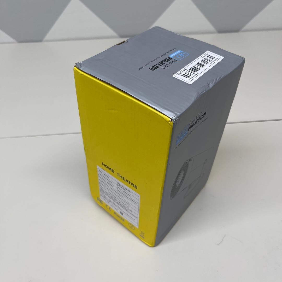 新品未使用　ホワイト HD プロジェクター ステレオサウンド 4K対応