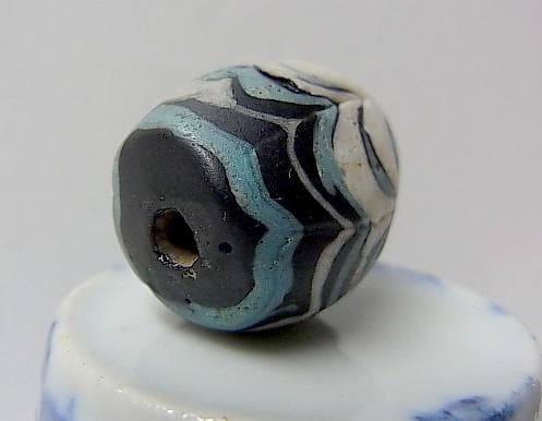 ★G2703★古代とんぼ玉 (A47) イスラム大粒　ガラスビーズ　かきあげ文様