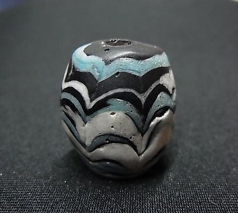 ★G2703★古代とんぼ玉 (A47) イスラム大粒　ガラスビーズ　かきあげ文様