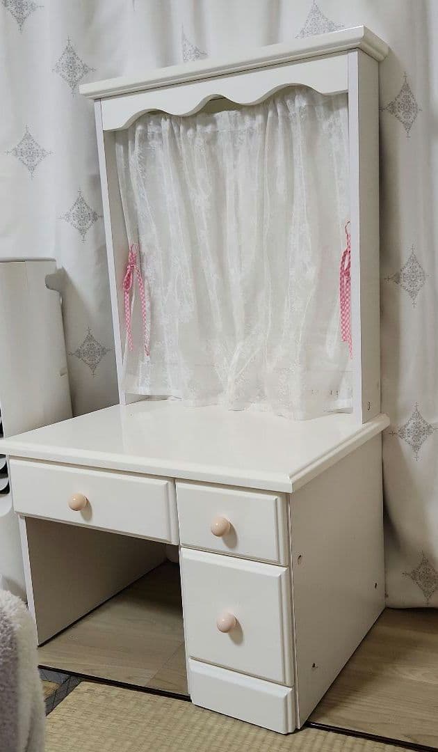 ホワイトドレッサー