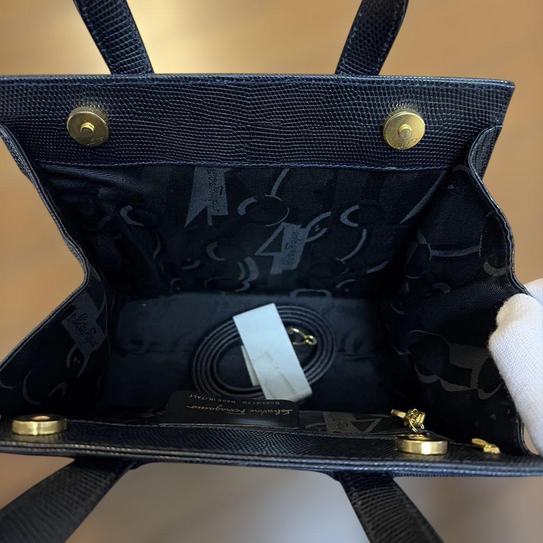 サルヴァトーレフェラガモ ヴァラリボン　レザーハンドバッグ