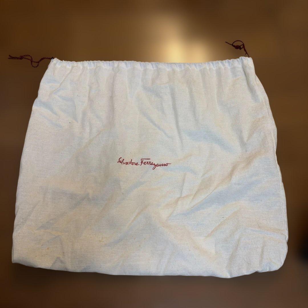 サルヴァトーレフェラガモ ヴァラリボン　レザーハンドバッグ